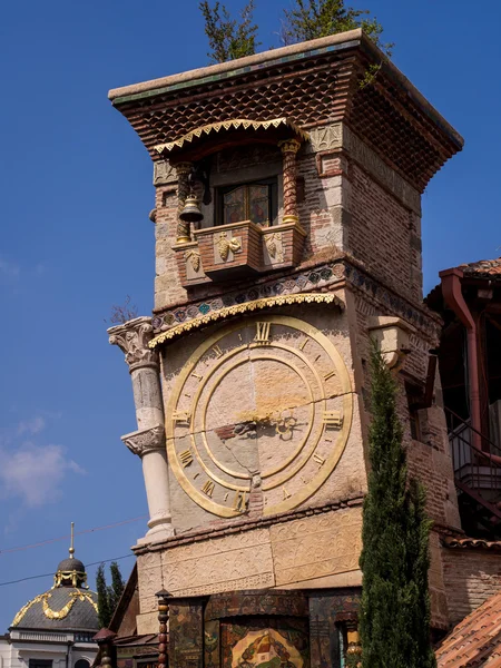 TBILISI, GEORGIA - 27 DE ABRIL: Café junto a La Torre Inclinada en el casco antiguo de Tiflis el 27 de abril de 2013. La torre inclinada es uno de los edificios más extraños y famosos de Tiflis . —  Fotos de Stock