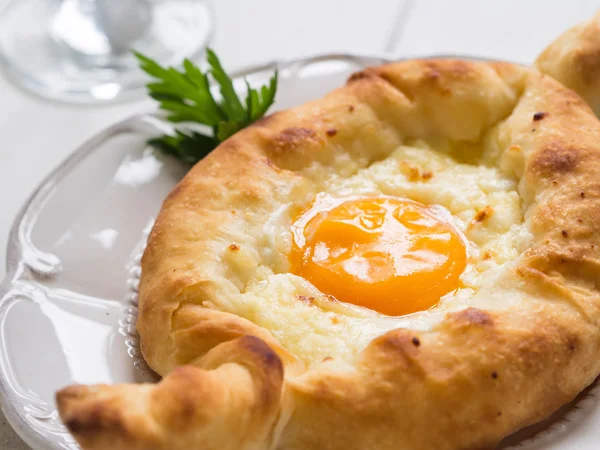 Ajaruli khachapuri - pain géorgien avec oeuf et fromage cottage — Photo