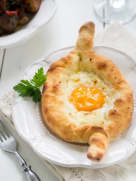 Ajaruli khachapuri - grúz kenyér, tojás, túrós — Stock Fotó