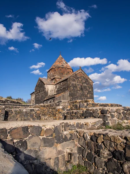 KGHZI, ARMENIA - 13 APRILE: complesso monastico di Sevanavank il 13 aprile 2013. Fondata nell '874 Sevanavank sulla penisola di Kghazi è di gran lunga l'attrazione turistica più popolare della regione del lago di Sevan — Foto Stock