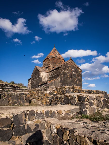 KGHZI, ARMENIE - 13 AVRIL : Complexe monastique de Sevanavank le 13 avril 2013. Fondée en 874 Sevanavank sur la péninsule de Kghazi est de loin l'attraction touristique la plus populaire de la région du lac Sevan — Photo