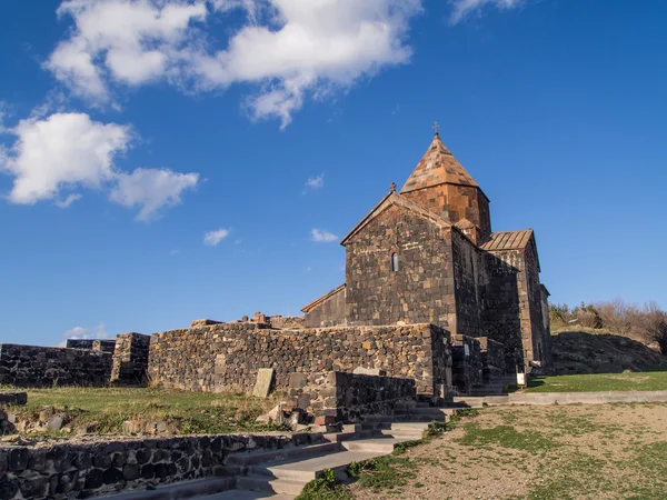 KGHZI, ARMENIA - 13 APRILE: complesso monastico di Sevanavank il 13 aprile 2013. Fondata nell '874 Sevanavank sulla penisola di Kghazi è di gran lunga l'attrazione turistica più popolare della regione del lago di Sevan — Foto Stock