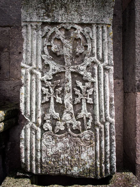 Tanrım, Ermenistan - Nisan 13: 13 Nisan 2013 tarihinde goshavank manastırdaki khachkars. khachkars sanat benzersiz olarak Ermeni biçimidir ve mezar taşları gibi bazen de anıt olarak en çok kullanılan. — Stok fotoğraf