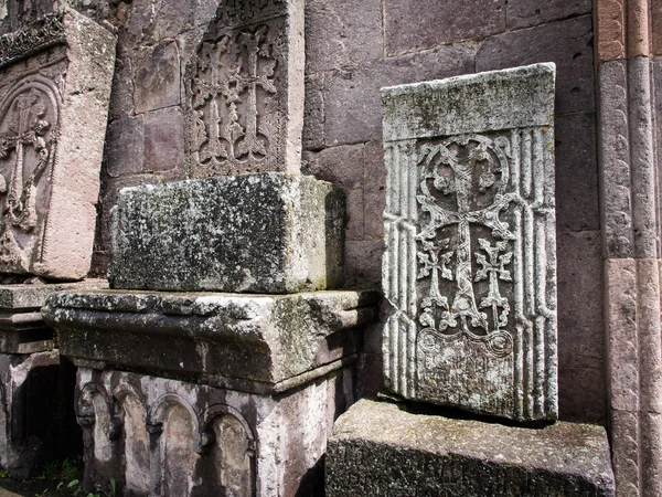 GOSH, ARMENIA - 13 DE ABRIL: Khachkars en el monasterio de Goshavank el 13 de abril de 2013. Los jachkares son una forma de arte exclusivamente armenia y se utilizan más comúnmente como lápidas, a veces también como monumentos conmemorativos. . — Foto de Stock