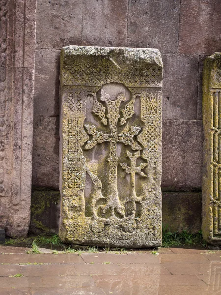 Gosh, Armenien - 13 april: chatjkarer i goshavank kloster på den 13 april, 2013. chatjkarer är en unikt armeniska form av konst och är vanligast som gravstenar, ibland också som minnesmärken. — Stockfoto