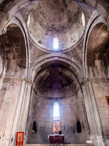 GOSH, ARMENIA - 13 DE ABRIL: Monasterio de Goshavank el 13 de abril de 2013. El complejo Goshavank fue construido en el siglo 12-13, se ha mantenido en buenas condiciones, lo que lo convierte en un destino turístico popular. — Foto de Stock