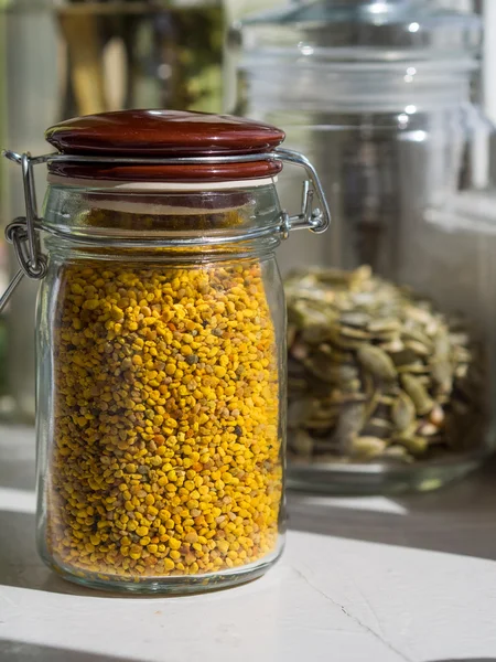 Poll in een kleine glazen pot — Stockfoto