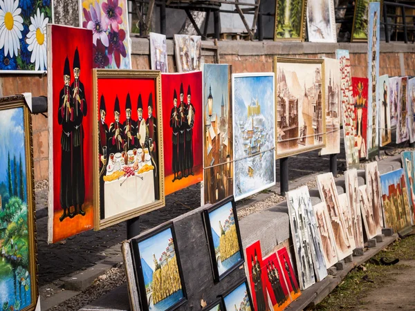 TBILISI, GEORGIA - MARCH 24: Dry Bridge Market in downtown of Tbilisi on Sunday, March 24, 2013. The Market is the city's unofficial open-air art and second-hand bazaar. — Stock Photo, Image