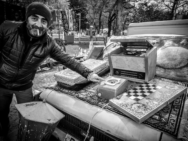 Homme géorgien vend de vieux articles usagés sur le marché du pont sec à Tbilissi, Géorgie — Photo