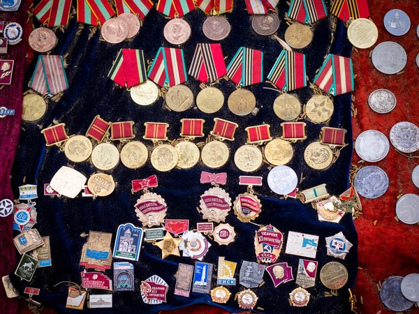 TBILISI, GEORGIA - 24 MARZO: Vecchi distintivi sovietici, ordinativi e medaglie venduti sul mercato Dry Bridge di Tbilisi il 24 marzo 2013. Il mercato è l'arte all'aperto non ufficiale della città e bazar di seconda mano — Foto Stock