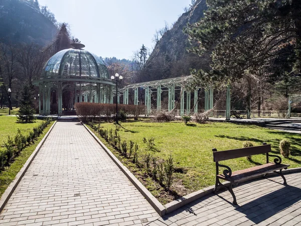 Die warme wasserquelle im mineralwasserpark in borjomi, georgien — Stockfoto