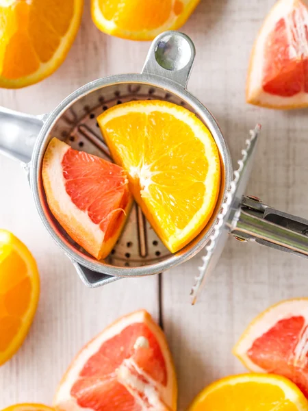 Färska citrusfrukter med traditionell manuell juicepress — Stockfoto