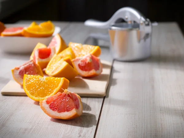 Färska citrusfrukter med traditionell manuell juicepress — Stockfoto