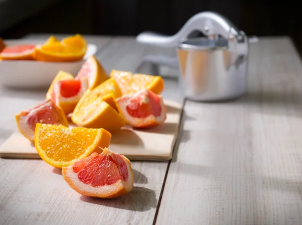 Färska citrusfrukter med traditionell manuell juicepress — Stockfoto