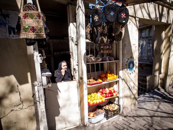 Tiflis, Gürcistan - Mart 19: 19 Mart 2013 mağaza Hediyelik eşya ve afkhazi Tiflis sokak üzerinde meyve ile. Gürcistan'da birkaç büyük süpermarketler, yerel mağazalar ülkede hala çok popüler — Stok fotoğraf