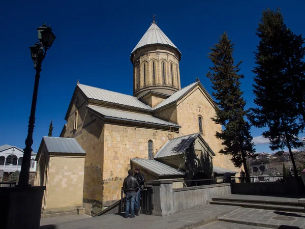 TBILISI, GEORGIA - 05 DE OCTUBRE: La iglesia de la Virgen María Metekhi el 05 de octubre de 2012 en Tiflis, Georgia. La iglesia de la Virgen María Metekhi es uno de los símbolos de la capital de Georgia —  Fotos de Stock