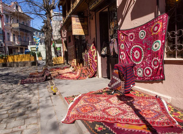 TBILISI, GEORGIA - 19 DE MARZO: Tienda de alfombras en el centro de Tbilisi el 19 de marzo de 2013. Georgia es famosa por sus alfombras tradicionales, que se encuentran entre los productos de exportación más famosos del país — Foto de Stock
