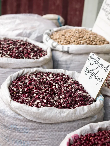 Diferentes tipos de feijão vendidos em um mercado de alimentos na Geórgia — Fotografia de Stock