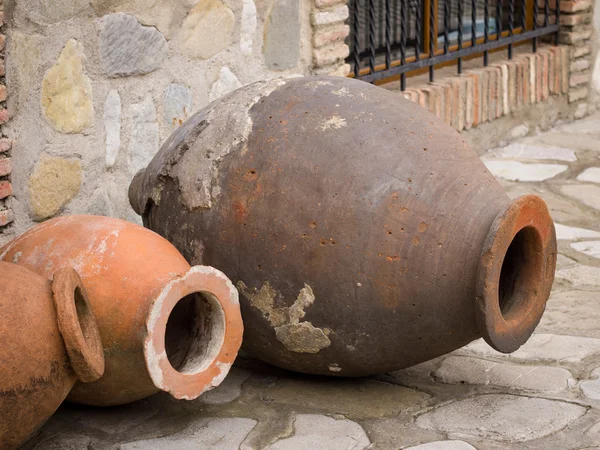 Qvevri, grande vaso di terracotta — Foto Stock