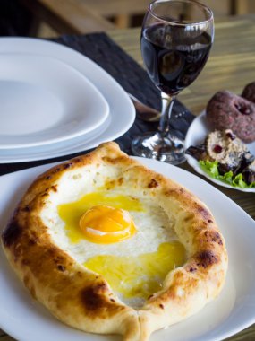 Peynirli ekmek ve yumurta denilen adjaruli khachapuri, phkali ve nadughi