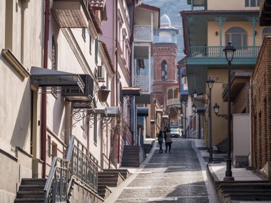 Tiflis, Gürcistan - 03 Mart 2014: eski şehir Tiflis, Gürcistan, bir bahar gününde sokaklarda biri. eski şehrin önemli bir turistik 's