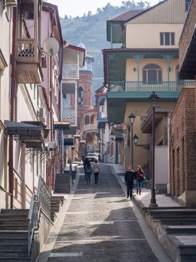 Tiflis, Gürcistan - 03 Mart 2014: eski şehir Tiflis, Gürcistan, bir bahar gününde sokaklarda biri. eski şehrin önemli bir turistik 's