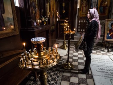 Tiflis, Gürcistan - 25 Ocak 2014: mamadaviti denilen St david's kilise içinde. Yazarlar ve kamu rakamlar mtatsminda Panteon kilise yer alır