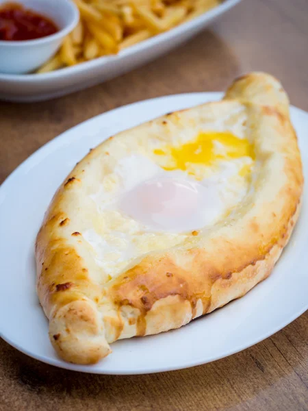 Pain au fromage et oeuf appelé adjaruli khachapuri — Photo