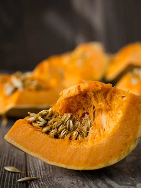 Ruwe pompoen op een houten tafel — Stockfoto