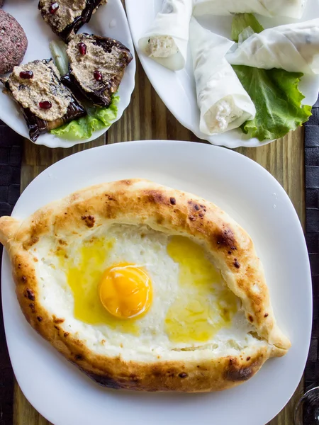 Pan con queso y huevo llamado adjaruli khachapuri, phkali y nadughi — Foto de Stock