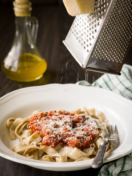 Pastas caseras de centeno con salsa boloñesa y queso parmesano — Foto de Stock