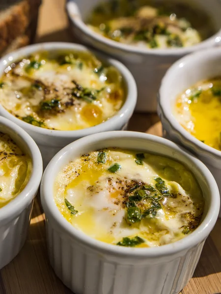 Huevos con nata, mantequilla y cebollino — Foto de Stock