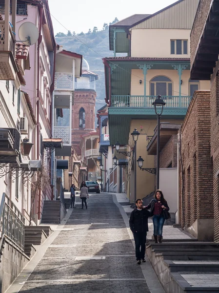 Tbilisi, Gruzie - 03 března 2014: jedna z ulic v starém městě z tbilisi, Gruzie, na jarní den. staré město je hlavní turistickou atrakcí — Stock fotografie