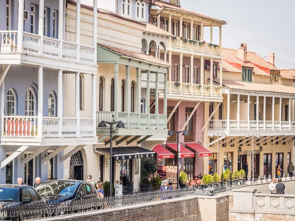 TBILISI, GEORGIA - MARÇO 01, 2014: Arquitetura da Cidade Velha em Tbilisi, Geórgia, perto dos banhos de enxofre. A Cidade Velha de Tbilisi é uma grande atração turística do país . — Fotografia de Stock