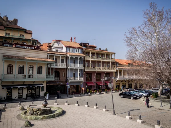 Tbilisi, Georgien - 01 mars 2014: arkitekturen i den gamla staden i tbilisi, Georgien, nära svavel badet. den gamla staden i tbilisi är en stor turistattraktion i landet. — Stockfoto