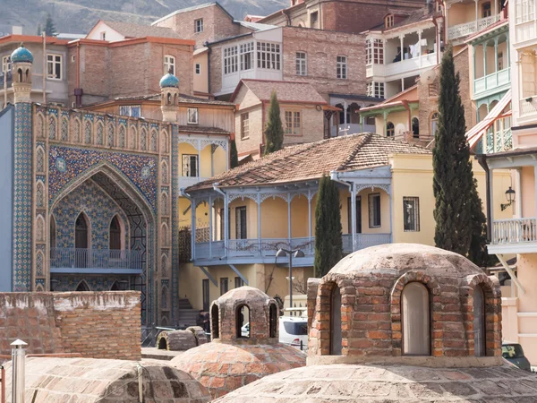 Tiflis, Gürcistan - 01 Mart 2014: abanotubani (sülfür banyoları) ve Tiflis, Gürcistan tarihi kentin mimari. Tiflis eski şehir ülkenin önemli bir turistik 's