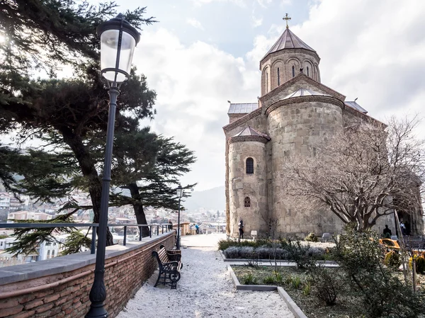 TBILISI, GEORGIA - 01 DE MARZO DE 2014: Iglesia Metekhi en el casco antiguo de Tiflis, la capital de Georgia. La iglesia fue construida en el siglo V . — Foto de Stock