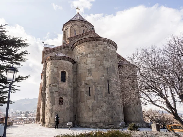 TBILISI, GEORGIA - 01 DE MARZO DE 2014: Iglesia Metekhi en el casco antiguo de Tiflis, la capital de Georgia. La iglesia fue construida en el siglo V . — Foto de Stock
