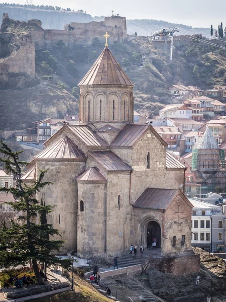 TBILISI, GEORGIA - 01 MARZO 2014: Chiesa Metekhi nel centro storico di Tbilisi, capitale della Georgia. La chiesa fu costruita nel V secolo — Foto Stock