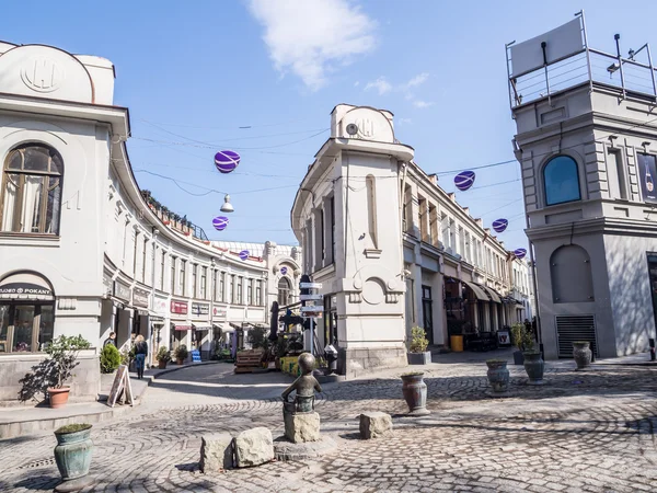 TBILISI, GEORGIA - 1 DE MARZO DE 2014: Jan Sharden y Bambis Rigii calles en el casco antiguo de Tiflis, Georgia. El casco antiguo de Tiflis es un importante destino turístico . — Foto de Stock