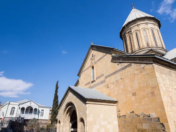 Tbilisi, Georgië - 03 maart 2014: de sioni-kathedraal in tbilisi, Georgië. de kathedraal was de belangrijkste Georgisch-orthodoxe kathedraal en de zetel van catholicos-patriarc h van geheel Georgië tot 2004 — Stockfoto