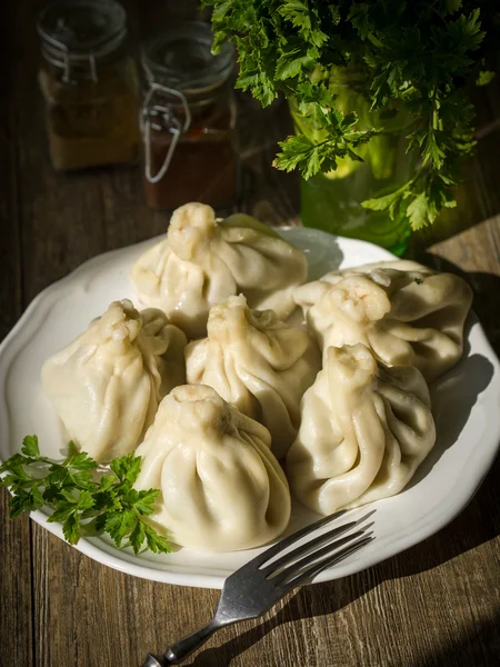 Bolinhos de carne georgianos chamados khinkali — Fotografia de Stock