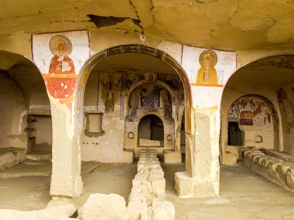 KAKHETIA, GEORGIA - NOVEMBRO 07: Murais nas paredes das cavernas de David Gareja em Kakhetia, Geórgia, em 07 de novembro de 2013 . — Fotografia de Stock