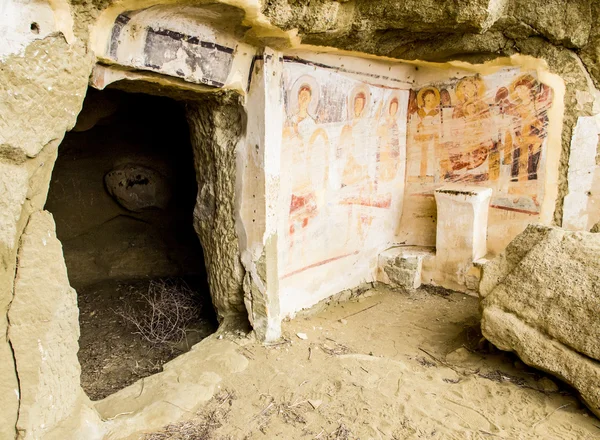 KAKHETIA, GEORGIA - NOVEMBRO 07: Murais nas paredes das cavernas de David Gareja em Kakhetia, Geórgia, em 07 de novembro de 2013 . — Fotografia de Stock