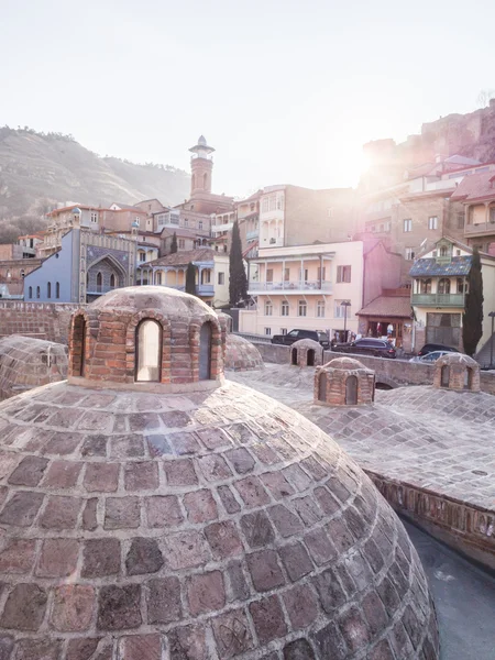 Tbilisi, Georgien - 01 mars 2014: arkitekturen i den gamla staden i tbilisi, Georgien, nära svavel badet. den gamla staden i tbilisi är en stor turistattraktion i landet — Stockfoto