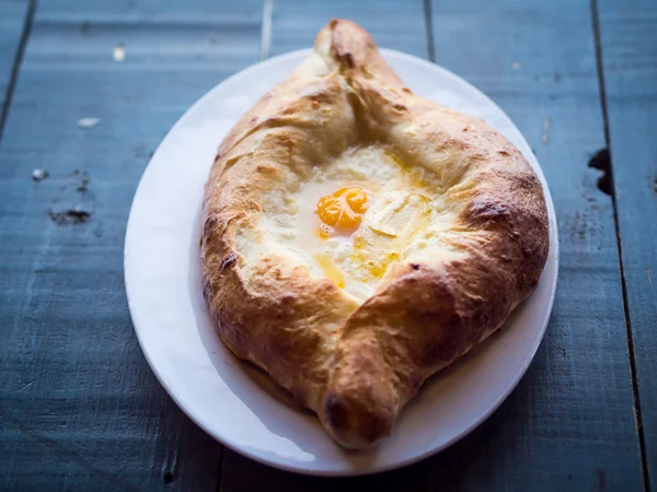 Ajaruli khachapuri - Georgische brood met ei en kwark — Stockfoto