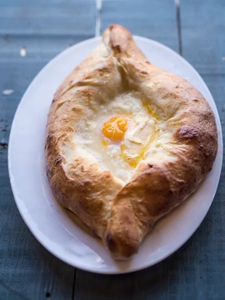 Ajaruli khachapuri - grúz kenyér, tojás, túrós — Stock Fotó