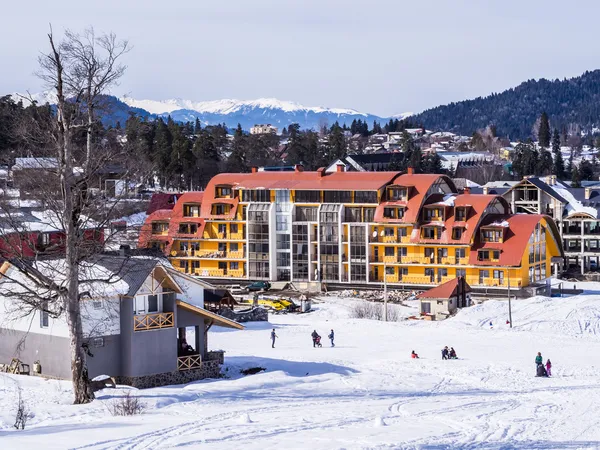 BAKURIANI, GEORGIA - 09 DE ENERO DE 2014: Gente haciendo deportes de invierno en Bakuriani, Georgia, en un fin de semana de enero. Bakuriani es una de las dos estaciones de esquí más populares del país . — Foto de Stock