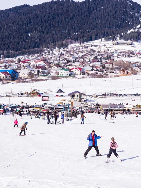 BAKURIANI, GEORGIA - JANEIRO 09, 2014: Pessoas praticando esportes de inverno em Bakuriani, Geórgia, em um fim de semana de janeiro. Bakuriani é uma das duas estâncias de esqui mais populares do país . — Fotografia de Stock