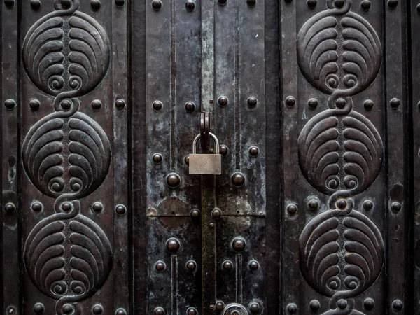 Velho bloqueio enferrujado nas portas da igreja antiga — Fotografia de Stock